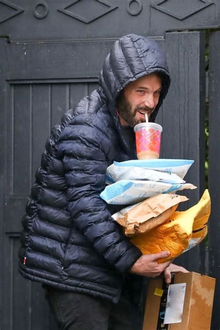 Ben Affleck Struggles To Balance Coffee And Packages While His Pants Threaten To Fall Down – Pics!