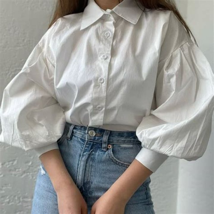 Cindy Crawford tried on a bright puffy sleeve blouse that everyone needs this summer