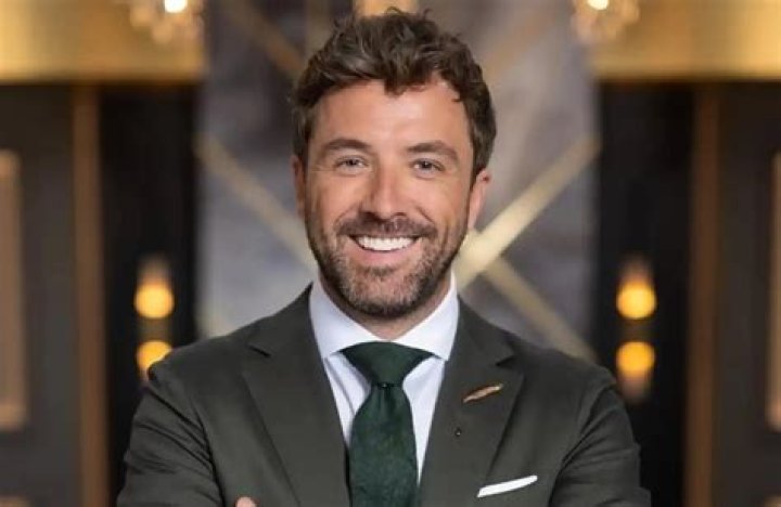 
Darren McMullen Height, Weight, Net Worth, Age, Birthday, Wikipedia, Who, Nationality, Biography 