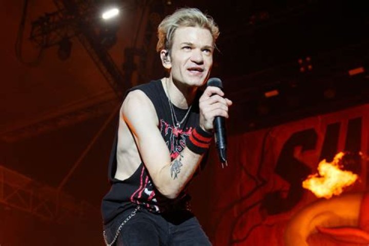 Deryck Whibley (Bizzy D) Biography