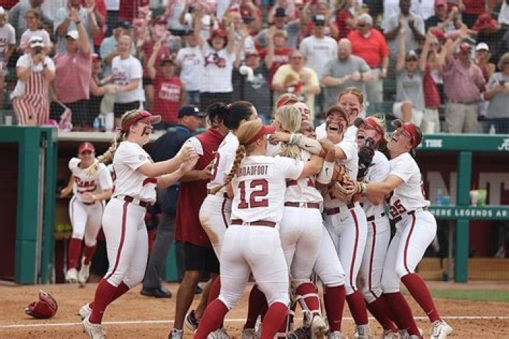 Does Alabama softball coach have kids?
