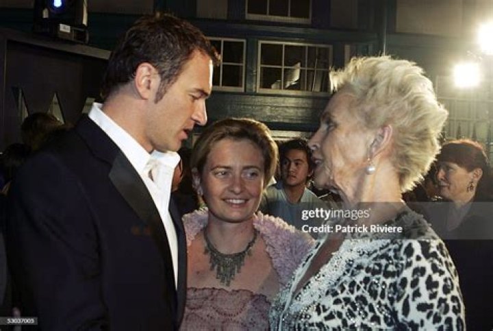 Does Julian McMahon have siblings? Who are Melinda McMahon and Deborah McMahon?