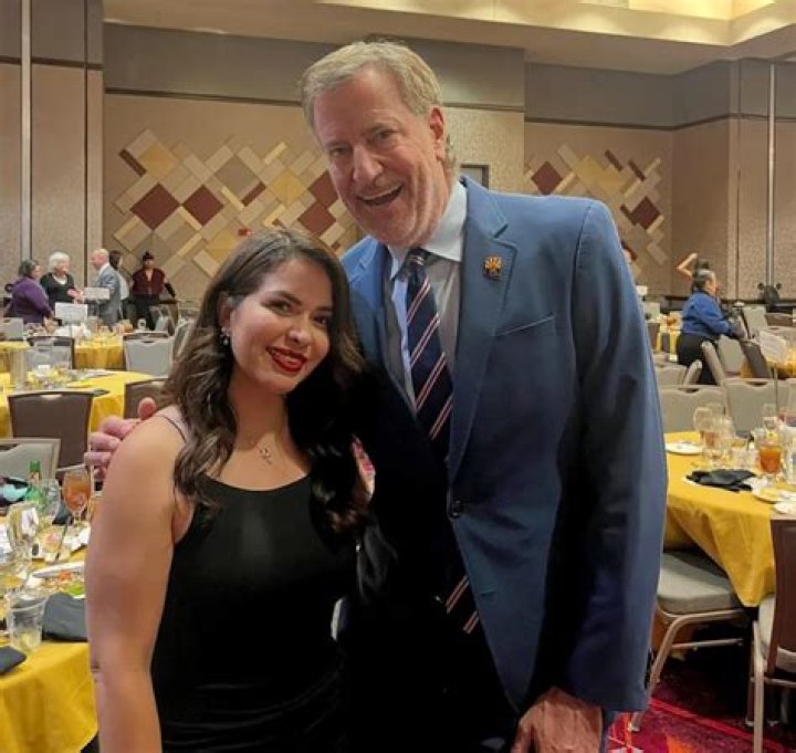 How tall is Bill de Blasio's wife?
