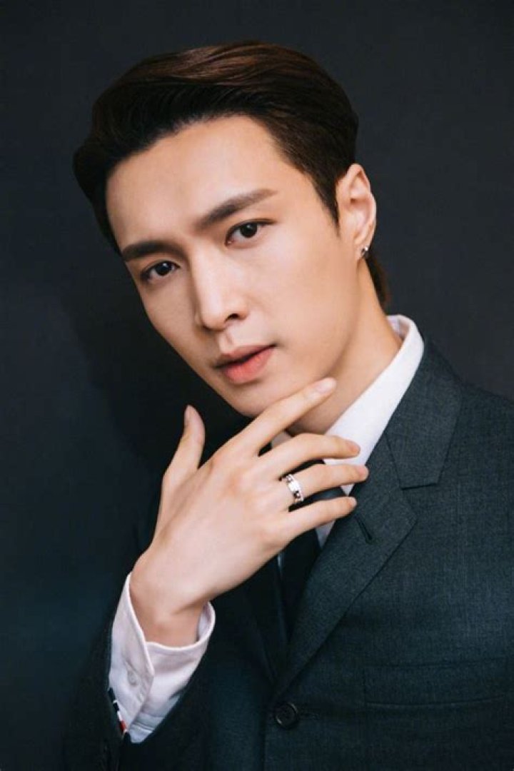 
Lay Zhang Height, Weight, Net Worth, Age, Birthday, Wikipedia, Who, Nationality, Biography 