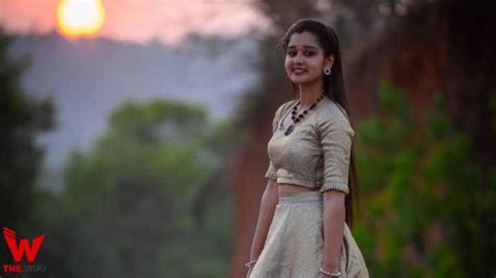 Mouna Hawa Height, Weight, Net Worth, Age, Birthday, Wikipedia, Who, Instagram, Biography