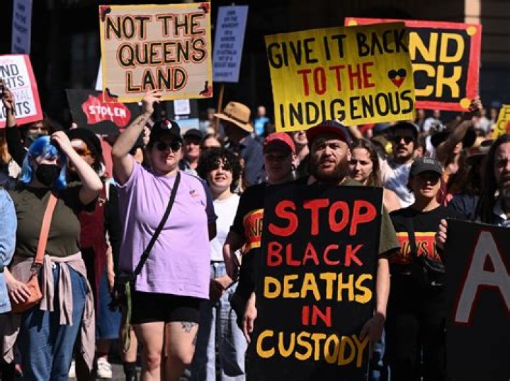 
Protests Mark Australia’s Day Of Mourning For Queen Elizabeth 