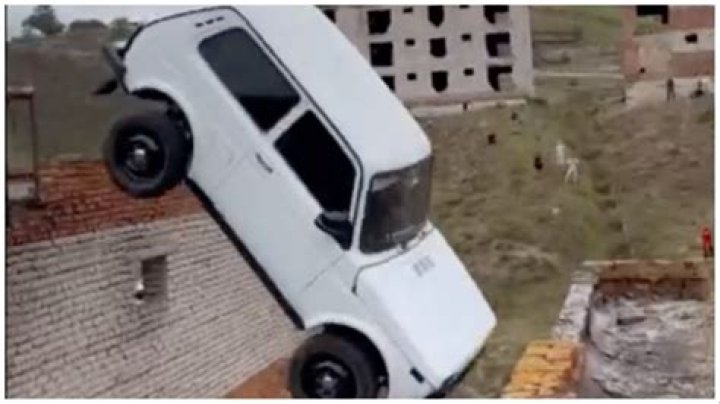 Russian thrillseeker fails attempt at jumping car between buildings and somehow survives