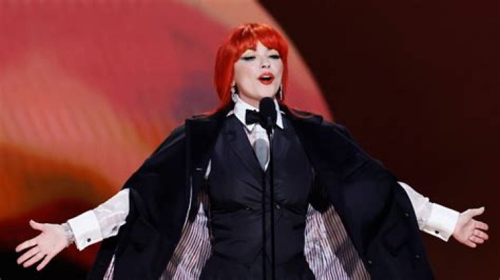Shania Twain is giving people major ‘Chainsaw Man’ vibes at the 2023 Grammys