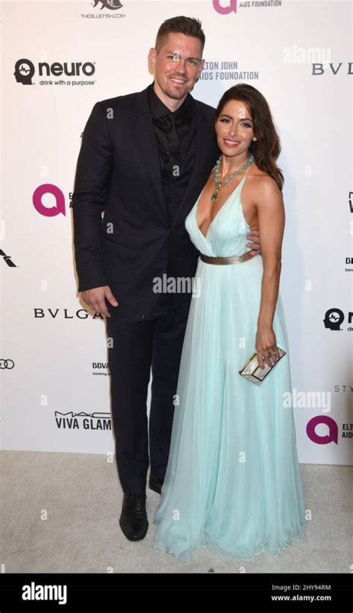 
Steve Howey’s Biography – Wife Sarah Shahi, Height, Wealth 