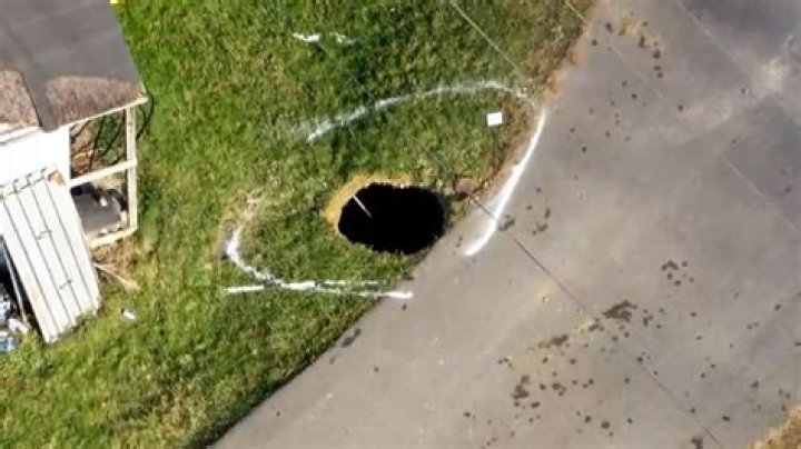 Who dug the Florida sinkhole that killed a 7-year-old girl?